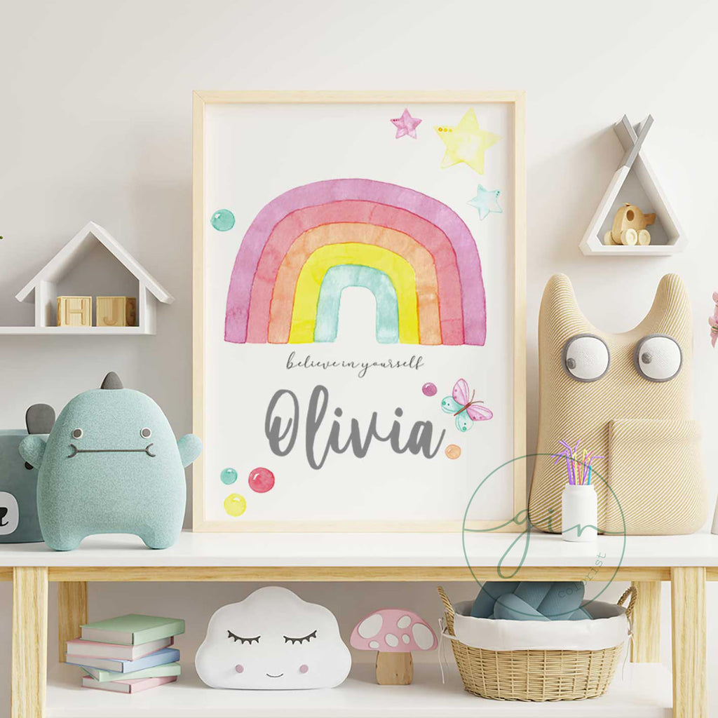 Detalle lámina infantil arcoiris acuarela tonos rosa naranja verde mariposa estrellas GinColorist