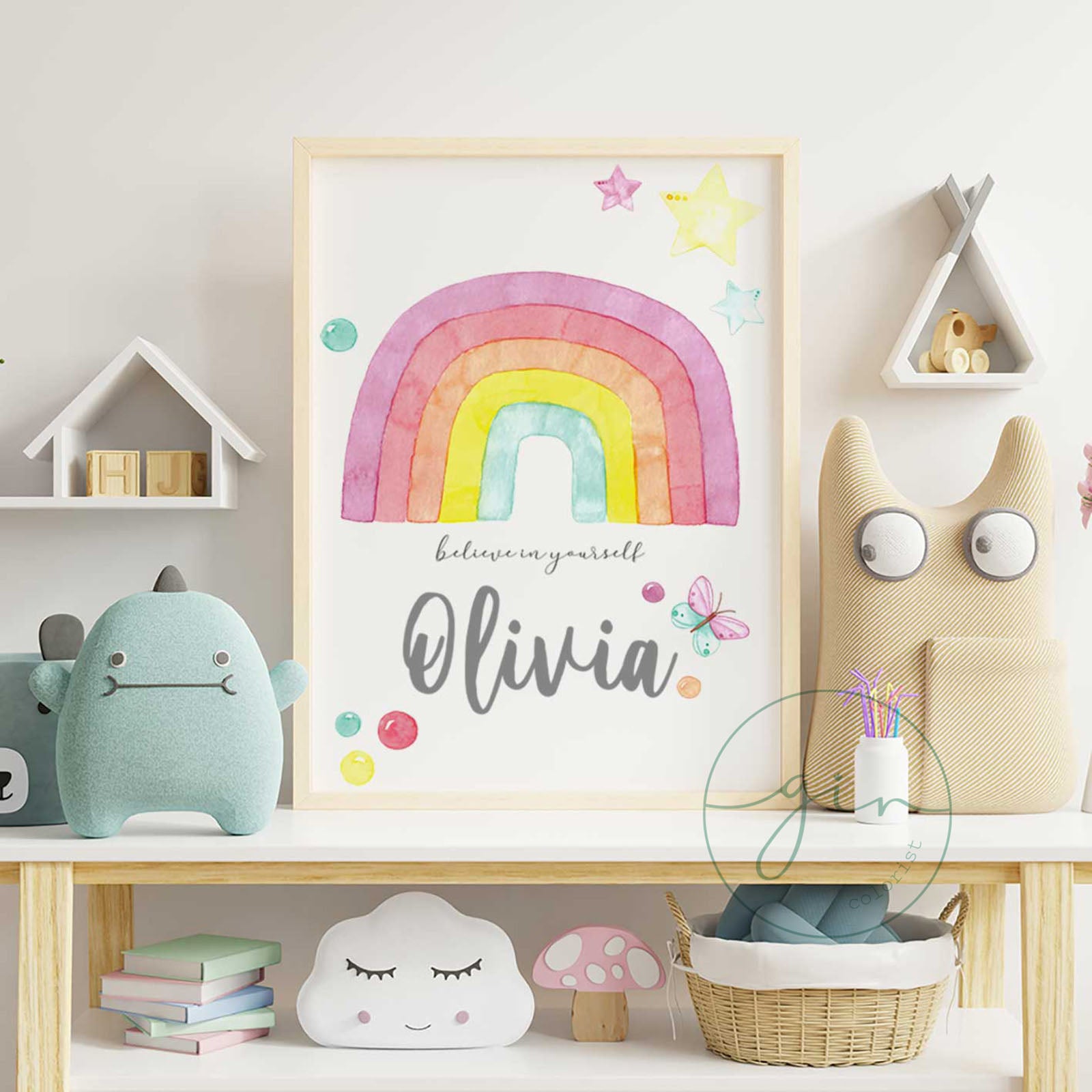 Detalle lámina infantil arcoiris acuarela tonos rosa naranja verde mariposa estrellas GinColorist