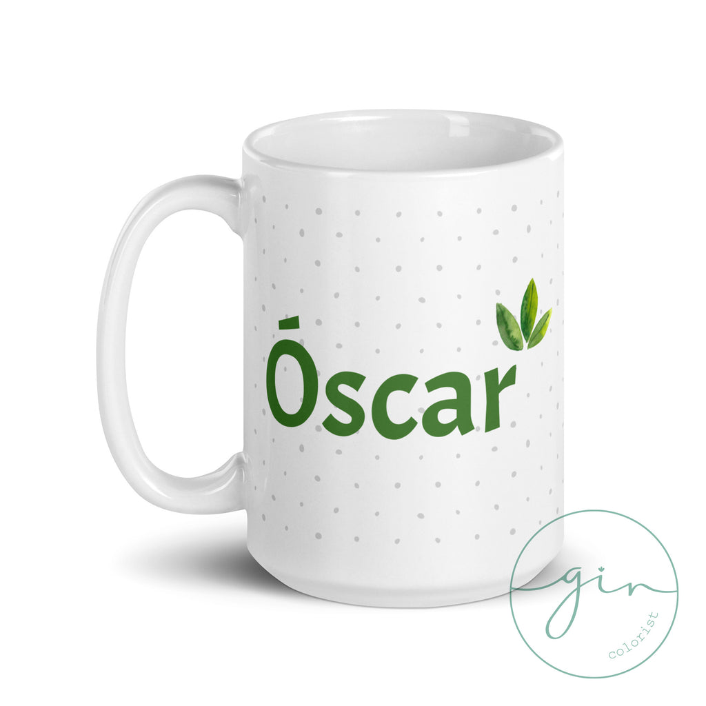 Taza personalizada con dinosaurio en acuarela y nombre del niño sobre fondo blanco